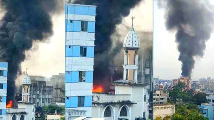 শেওড়াপাড়ায় মেট্রো স্টেশনের পাশে ভবনে আগুন