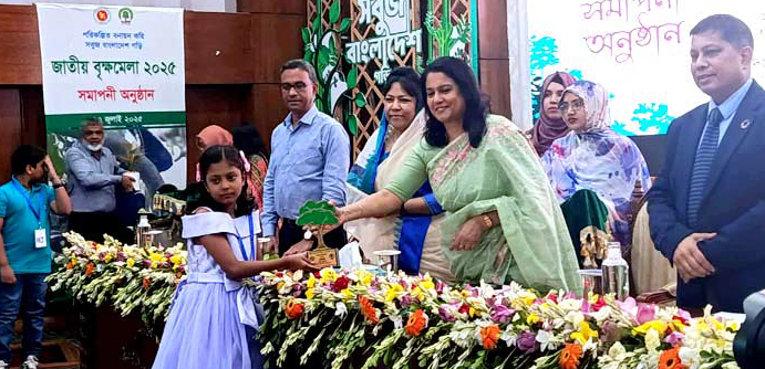 বৃক্ষমেলায় পরিচ্ছন্নতায় উদাসীনতা, পলিথিন ব্যবহার