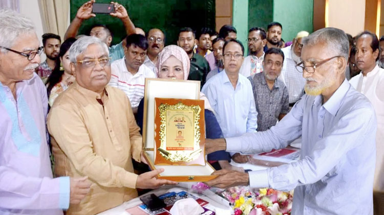 সম্মাননা পেলেন ফটো সাংবাদিক রফিকুল ইসলাম