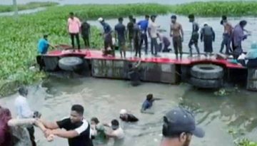 মুকসুদপুরে যাত্রীবাহী বাস খাদে আহত ৩০