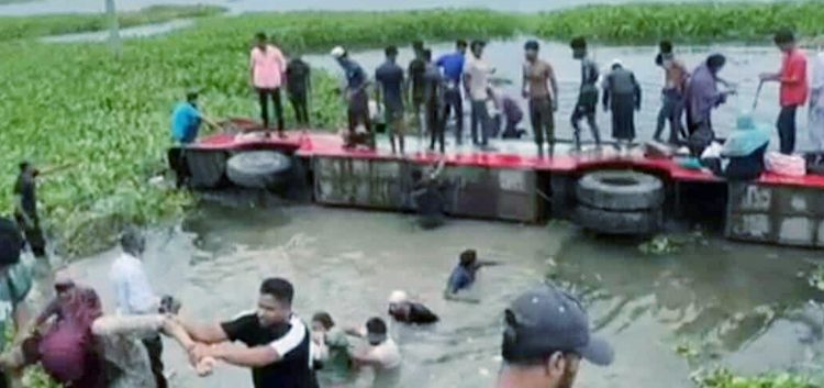 মুকসুদপুরে যাত্রীবাহী বাস খাদে আহত ৩০