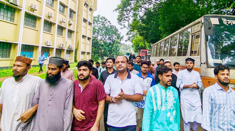 সাজিদের হত্যাকারীদের বিচার দাবিতে ইবি শিক্ষার্থীদের বিক্ষোভ মিছিল