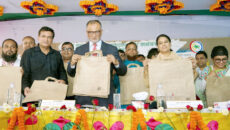 সাশ্রয়ীমূল্যে পাটের ব্যাগ বাজারজাতকরণ উদ্বোধন করলেন দুই উপদেষ্টা