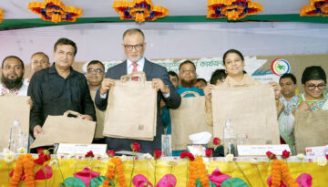 সাশ্রয়ীমূল্যে পাটের ব্যাগ বাজারজাতকরণ উদ্বোধন করলেন দুই উপদেষ্টা