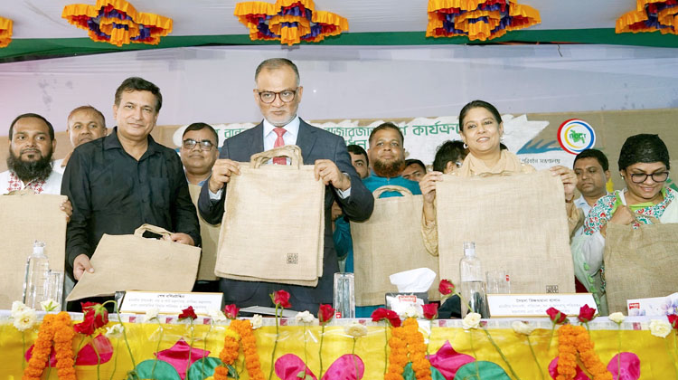 সাশ্রয়ীমূল্যে পাটের ব্যাগ বাজারজাতকরণ উদ্বোধন করলেন দুই উপদেষ্টা