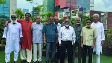 ছোট্টবেলার বন্ধুদের কাছে পেয়ে আবেগাপ্লুত মানস বন্দ্যোপাধ্যায়