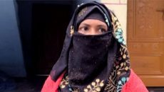 পাবনায় স্ত্রীর স্বীকৃতির দাবিতে প্রেমিকের বাড়িতে তরুণীর অনশন