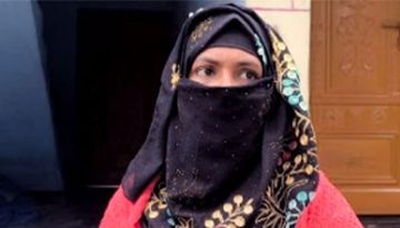 পাবনায় স্ত্রীর স্বীকৃতির দাবিতে প্রেমিকের বাড়িতে তরুণীর অনশন