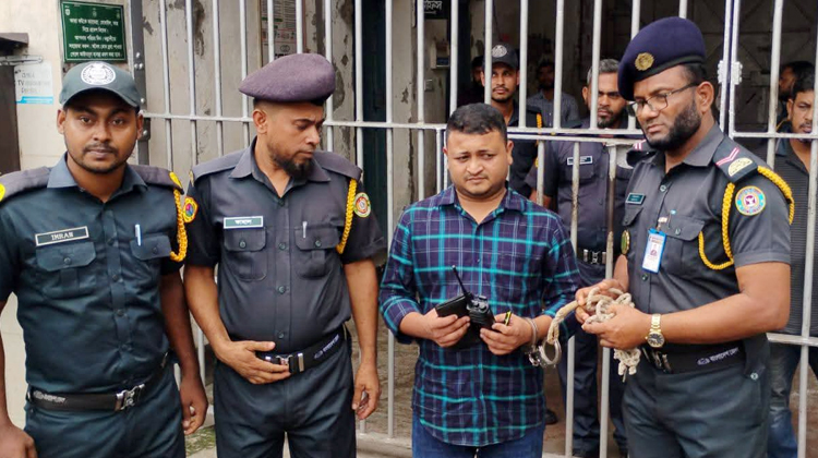 বরিশালে ভূয়া ডিজিএফআই পরিচয় দেয়া যুবক আটক