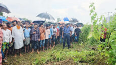 মাটিচাপা দেওয়া অবস্থায় স্ত্রীর গলাকাটা লাশ মিলল ঝোপের গর্তে