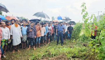 মাটিচাপা দেওয়া অবস্থায় স্ত্রীর গলাকাটা লাশ মিলল ঝোপের গর্তে