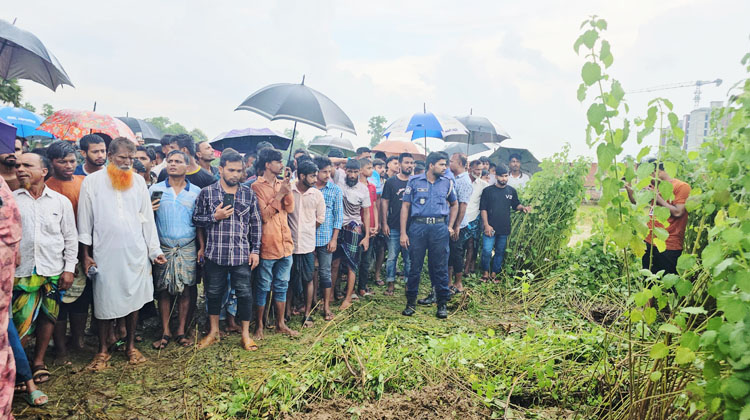 মাটিচাপা দেওয়া অবস্থায় স্ত্রীর গলাকাটা লাশ মিলল ঝোপের গর্তে