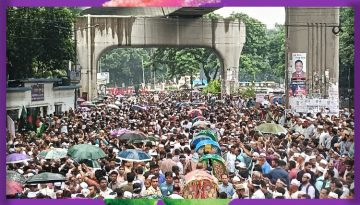 জাতীয়করণের দাবিতে শিক্ষকরা জাতীয় প্রেস ক্লাবের সামনে সড়ক অবরোধ