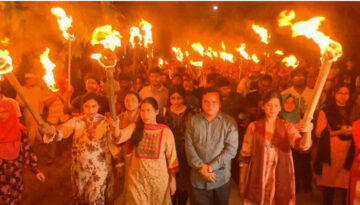 পুলিশি হামলার প্রতিবাদে রুয়েট শিক্ষার্থীদের মশাল মিছিল