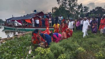 টাঙ্গাইলে বেহুলা-লক্ষিন্দরের কাহিনী অবলম্বনে যমুনায় দিনব্যাপী শাওনে ডালা অনুষ্ঠিত