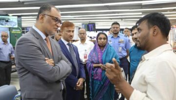 এয়ার টিকিটে প্রতারণা রোধে হঠাৎ বিমানবন্দরে উপদেষ্টা