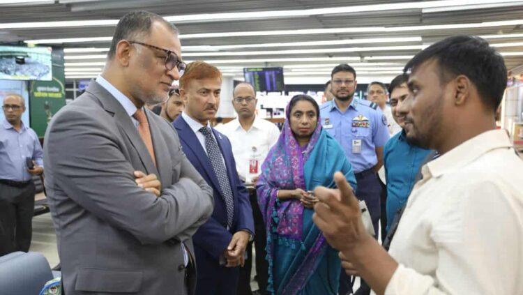 এয়ার টিকিটে প্রতারণা রোধে হঠাৎ বিমানবন্দরে উপদেষ্টা