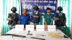 মেহেন্দিগঞ্জে কোস্ট গার্ডের অভিযানে অস্ত্র ও বিদেশি মুদ্রাসহ দুর্ধর্ষ ডাকাত আটক