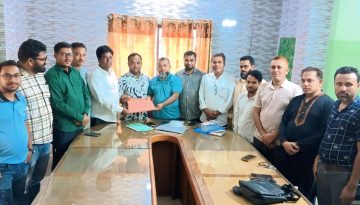 চাঁদপুর জেলা ফটো জার্নালিস্ট এসোসিয়েশনের নবনির্বাচিত কমিটির কাছে দায়িত্ব হস্তান্তর