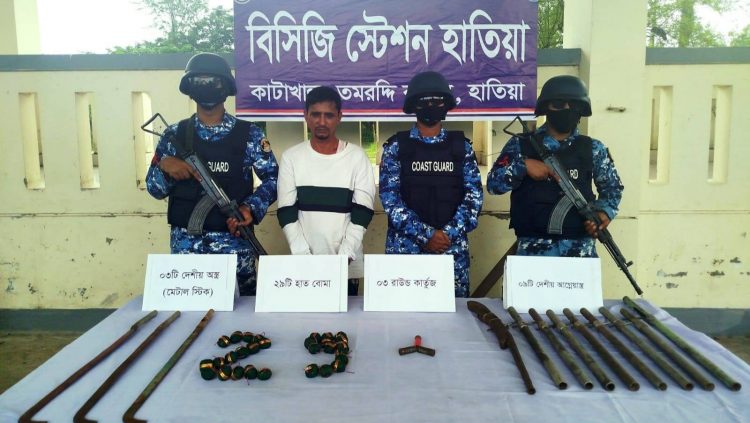 হাতিয়ায় বিপুল অস্ত্র-গোলাবারুদসহ কুখ্যাত নিজাম ডাকাত আটক