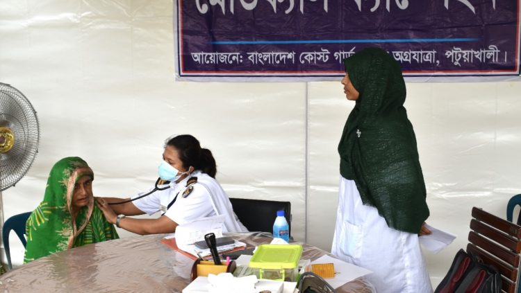 পটুয়াখালীর ইটবাড়িয়ায় কোস্ট গার্ডের বিনামূল্যে চিকিৎসা সেবা ও ওষুধ বিতরণ