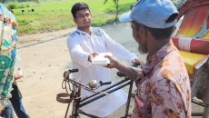 খালেদা জিয়ার সুস্থতা কামনায় জাবি ছাত্রদলের খাবার বিতরণ