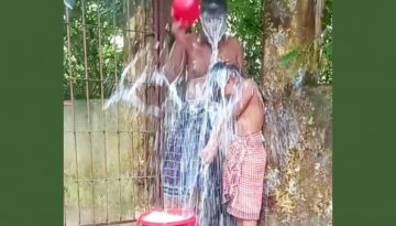 মুকসুদপুরে স্ত্রীকে তালাক দিয়ে ছেলেকে সাথে নিয়ে দুধ দিয়ে গোসল