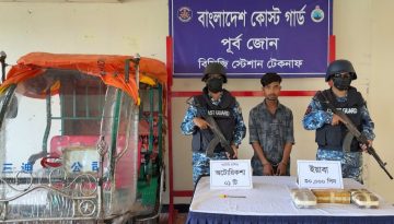 টেকনাফে কোস্ট গার্ডের অভিযানে ৩০ হাজার ইয়াবা ও ইজিবাইকসহ আটক ১
