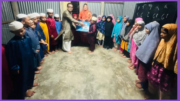 চাঁদপুরে মাদ্রাসার শিক্ষার্থীদের জন্য ফিল্টার বিতরণ করলেন বিজয়ী
