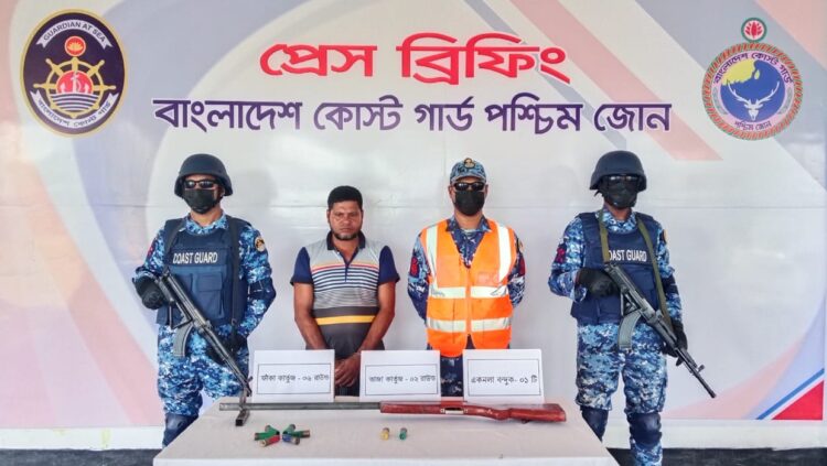 সুন্দরবনের দুর্ধর্ষ ডাকাতের সহযোগী অস্ত্রসহ আটক