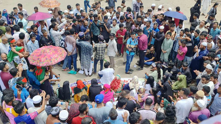 বরিশালে মহাসড়ক অবরোধে উত্তাল জনতা, ক্ষুব্ধ শ্রমিকরা