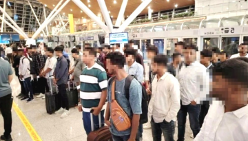 আবারও ৯৮ বাংলাদেশিকে ফেরত পাঠাল মালয়েশিয়া