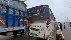 এক্সপ্রেসওয়েতে থেমে থাকা বাসে ট্রাকের ধাক্কায় নিহত ১, আহত ১০