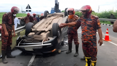 এক্সপ্রেসওয়েতে দ্রুতগতির প্রাইভেটকার উল্টে নিহত ৩