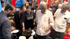 ভারতের ব্যাংকে গরুর মাংসে নিষেধাজ্ঞা, প্রতিবাদে কর্মীদের ‘পার্টি’