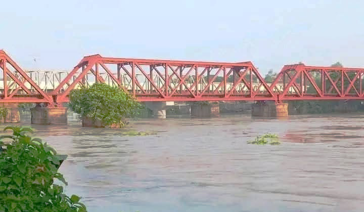 নওগাঁ আত্রাই নদীর পানি  বিপৎসীমার ওপরে