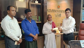 নরসিংদীতে সড়ক দুর্ঘটনায় নিহতদের পরিবারকে বিআরটিএ’র চেক প্রদান