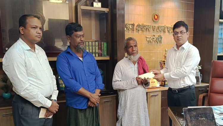 নরসিংদীতে সড়ক দুর্ঘটনায় নিহতদের পরিবারকে বিআরটিএ’র চেক প্রদান