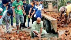রাজশাহীতে প্রবাসীর অর্থায়নে ভাঙা রাস্তা সংস্কার করছেন ছাত্রদলের নেতাকর্মীরা