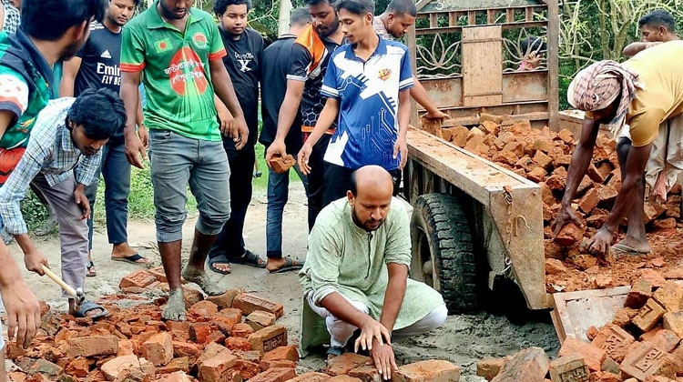 রাজশাহীতে প্রবাসীর অর্থায়নে ভাঙা রাস্তা সংস্কার করছেন ছাত্রদলের নেতাকর্মীরা