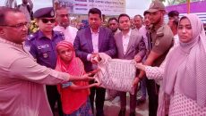 রূপগঞ্জে জলাবদ্ধতায় পানিবন্দিদের মধ্যে খাদ্য সামগ্রী বিতরণ