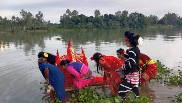 টাঙ্গাইলে বেহুলা লক্ষিন্দরে কাহিনী দিনব্যাপী যমুনা নদীতে শাওনে ডালা অনুষ্ঠিত