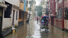 মিরপুরে দুই ঘণ্টার বৃষ্টিতে জলাবদ্ধতা, চরম ভোগান্তিতে এলাকাবাসী
