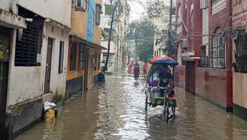 মিরপুরে দুই ঘণ্টার বৃষ্টিতে জলাবদ্ধতা, চরম ভোগান্তিতে এলাকাবাসী