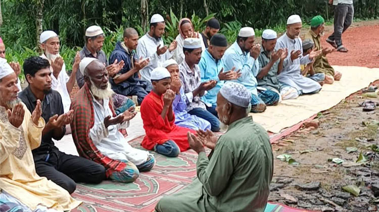 দুই কমিটির দ্বন্দ্বে মসজিদে তালা,  সড়কে মুসল্লিদের নামাজ আদায়