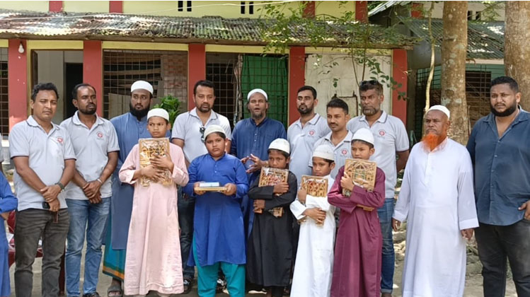 মুকসুদপুরে রিপোর্টার্স ইউনিটির উদ্যোগে কোরআন শরিফ বিতরণ