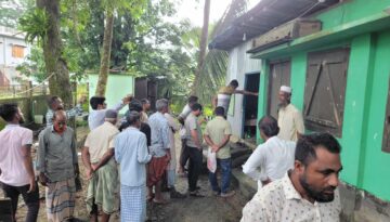 ঘুষের টাকা ফেরত চেয়ে ভূমি কর্মকর্তা অবরুদ্ধ