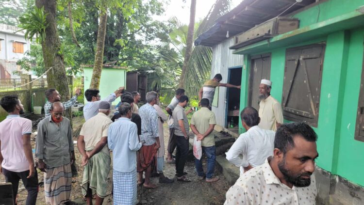 ঘুষের টাকা ফেরত চেয়ে ভূমি কর্মকর্তা অবরুদ্ধ