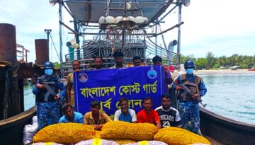 সেন্টমার্টিন থেকে মাদক পাচারকালে ১০ পাচারকারী আটক, জব্দ কোটি টাকার মালামাল