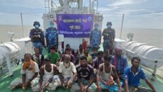 ৪ দিন ভাসমান ফিশিং বোট থেকে ১৭ জেলে উদ্ধার করল কোস্ট গার্ড